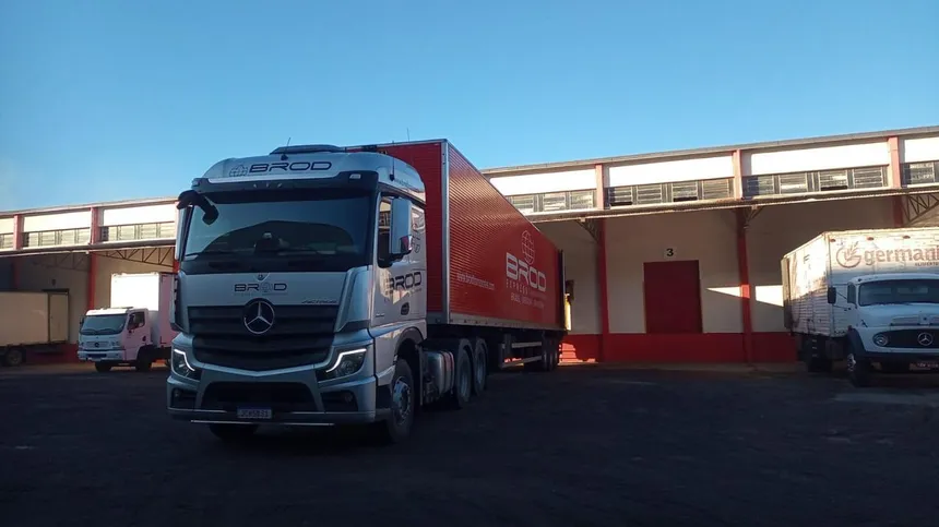 Caminhão em trecho de serra na rota internacional entre Brasil e Uruguai