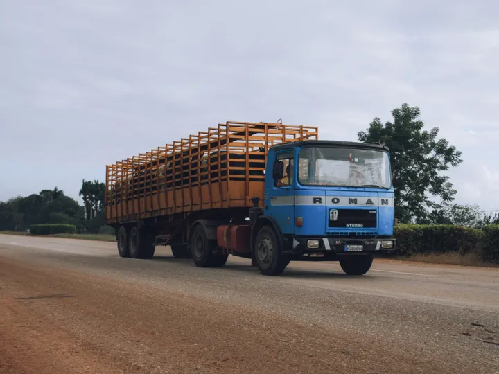 Carreta com equipamento industrial de grande porte