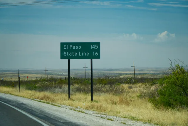 Placa de sinalização em rodovia no corredor internacional da rota
